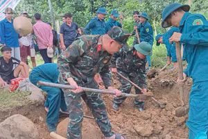 Các lực lượng tổ chức tìm kiếm khu vực nghi có mộ liệt sĩ ở bản Pưa Lai, xã Tô Múa, tỉnh Sơn La.