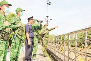 Lực lượng Bộ đội Biên phòng tỉnh Đồng Tháp tuần tra phòng chống buôn lậu tuyến biên giới. (Ảnh HỮU NGHĨA)