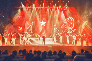 Chương trình nghệ thuật "Với Đảng vẹn toàn niềm tin yêu". (Ảnh TTXVN)