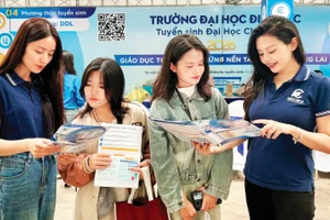 Học sinh tìm hiểu thông tin tại Ngày hội tư vấn tuyển sinh-hướng nghiệp.