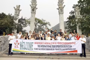 Đoàn Famtrip và các công ty lữ hành khảo sát điểm du lịch Tây Thiên.