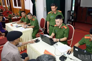 Lãnh đạo Công an tỉnh Tuyên Quang kiểm tra công tác xác thực thông tin nhân thân được thu mẫu ADN.
