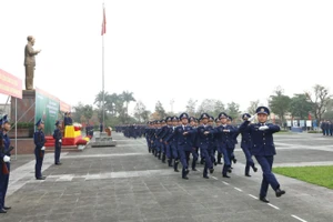 Duyệt đội ngũ tại lễ ra quân huấn luyện.