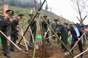 Các đại biểu cùng đông đảo cán bộ, chiến sĩ Cục Kế hoạch-Tài chính và Công an tỉnh Sơn La tham gia trồng cây.