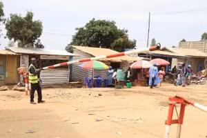 Nhân viên gác tại điểm vào thủ phủ Bunia, tỉnh Ituri, CHDC Congo, tâm điểm bùng phát và lây lan dịch Ebola, ngày 24/5/2026. (Ảnh: THX/TTXVN)