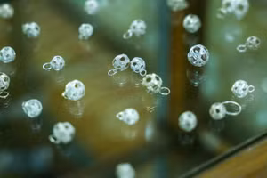 Các sản phẩm bạc tại một xưởng chế tác ở thị trấn Nyaungshwe, bang Shan, Myanmar. (Ảnh: Xinhua)