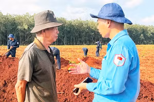 Ông Năm Nhiên trao đổi với Thượng tá Vũ Văn Thọ, Đội trưởng Đội K72.
