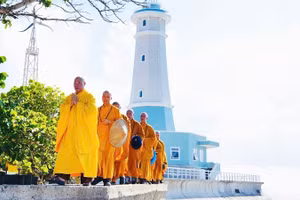 Nguyện cầu bình yên nơi Trường Sa. Ảnh: NGUYỄN TRƯỜNG