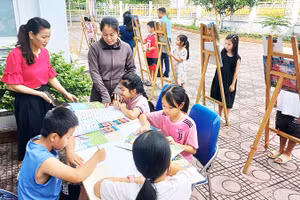 Đến thư viện, các em được các cô tận tình chỉ dạy từng nét vẽ.