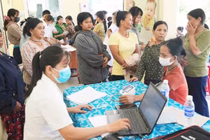 Người dân xã AVương (Đà Nẵng) đến các điểm để khám sức khỏe.