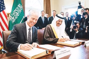 Hai bộ trưởng Chris Wright (bên trái) và Arabia Abdulaziz bin Salman ký kết thỏa thuận. Ảnh: AP