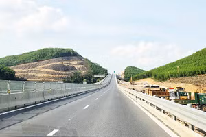 Các dự án đầu tư công quy mô lớn giúp tháo gỡ các điểm nghẽn về giao thông. Ảnh: BẮC SƠN