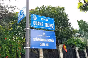Biển “Tuyến phố an toàn thực phẩm có kiểm soát” được gắn tại ngã tư phố Quang Trung - Trần Quốc Toản.