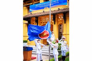 Lễ thượng cờ ASEAN diễn ra tại Thủ đô Hà Nội. Ảnh: TRẦN THÀNH