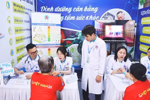 Tiến tới BHYT toàn dân để mọi người đều được chăm sóc sức khỏe.