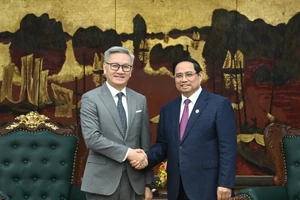 Thủ tướng Phạm Minh Chính và Bộ trưởng Ngoại giao Lào Thongsavanh Phomvihane.