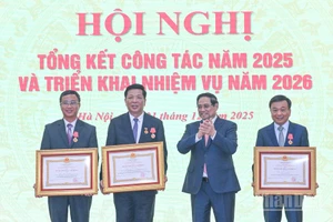 Thủ tướng Phạm Minh Chính trao tặng Huân chương Lao động các hạng cho các lãnh đạo Bộ Xây dựng. 