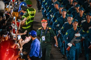 [Ảnh] Các khối diễu binh đi qua Hàng Khay-Tràng Tiền trong buổi sơ duyệt