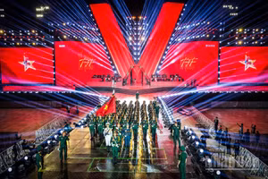 Màn duyệt binh tại Quảng trường Đỏ được tái hiện trên sân khấu “Tổ quốc trong tim”. (Ảnh: THÀNH ĐẠT