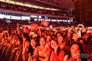 Khán giả trẻ tại chương trình "Tổ quốc trong tim". (Ảnh: THÀNH ĐẠT)