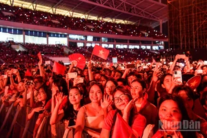 Khán giả trẻ tại chương trình "Tổ quốc trong tim". (Ảnh: THÀNH ĐẠT)