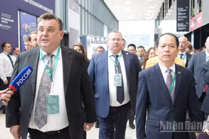 Bộ trưởng Hoàng Thanh Tùng và Bộ trưởng Konstantin Chuychenko. (Ảnh: THANH THỂ)
