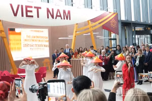 Triển lãm Gian trưng bày Việt Nam tại Diễn đàn. (Ảnh: THANH THỂ)