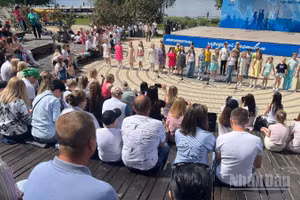 Buổi biểu diễn văn nghệ tại Voronezh, Liên bang Nga. (Ảnh: THANH THỂ)