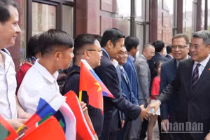 Cán bộ, nhân viên Đại sứ quán, Tổng Lãnh sự quán và đại diện cộng đồng Việt Nam tại Liên bang Nga đón Thủ tướng Chính phủ Lê Minh Hưng. (Ảnh: XUÂN HƯNG)