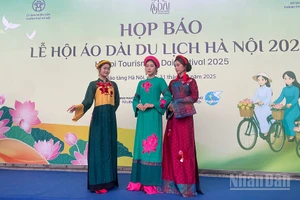 Trình diễn áo dài tại Bảo tàng Hà Nội.