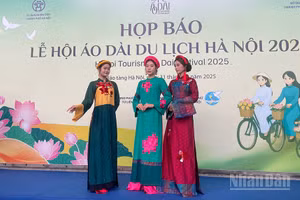 Trình diễn áo dài tại Bảo tàng Hà Nội.