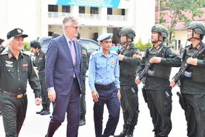 Đoàn công tác của LHQ thăm Trung tâm Huấn luyện cảnh sát gìn giữ hòa bình. Ảnh: SAN LÊ