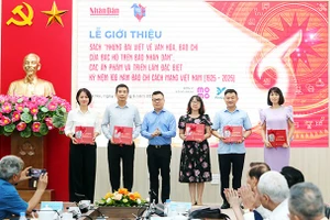 Đồng chí Lê Quốc Minh - Tổng Biên tập Báo Nhân Dân tặng Cuốn sách “Những bài viết về văn hóa, báo chí của Bác Hồ trên Báo Nhân Dân” cho đại diện các đơn vị. Ảnh: KHIẾU MINH