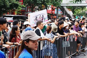 Rất đông phụ huynh chờ đợi và cổ vũ con cái vượt qua thử thách thi cử.