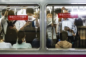 Nhiều vụ quấy rối ở Tokyo xảy ra trên tàu hoặc tại nhà ga. Ảnh: AFP