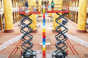 Tháp domino cao hơn 11 m