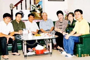 Thủ tướng Võ Văn Kiệt thăm gia đình nhà báo Ngô Minh Đạo (ngồi bên phải Thủ tướng).