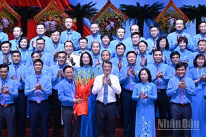 Thủ tướng Chính phủ Lê Minh Hưng tặng hoa chúc mừng Ban Chấp hành Tổng Liên đoàn Lao động Việt Nam khoá XIV.