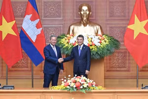 Thủ tướng Lê Minh Hưng và Thủ tướng Vương quốc Campuchia Samdech Moha Borvor Thipadei Hun Manet. (Ảnh TRẦN HẢI)