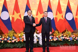 Thủ tướng Lê Minh Hưng và Thủ tướng nước Cộng hòa Dân chủ Nhân dân Lào Sonexay Siphandone.