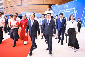 Lãnh đạo Đảng, Nhà nước, Hội nhà báo Việt Nam tham quan trong không gian chung của Hội báo. Ảnh: THÀNH ĐẠT