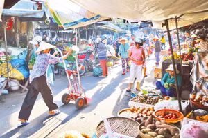 Chợ truyền thống đứng trước nguy cơ ngày càng bị thu hẹp. Ảnh: ANH QUÂN