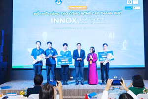 Nhóm đoạt Giải đặc biệt và Giải nhất tại cuộc thi năm nay. Ảnh: THẢO TRƯƠNG