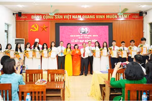 Lễ kết nạp 14 đảng viên mới của Đảng bộ Trường THPT Quang Trung - Đống Đa (Hà Nội).