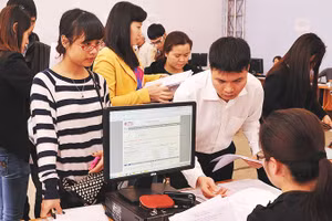 Kê khai thuế thu nhập cá nhân tại Thuế thành phố Hà Nội. Ảnh: Nam Anh