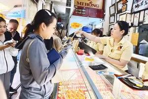 Khách đến mua vẫn chiếm đa số, song các giao dịch giá trị lớn không nhiều. Ảnh: THANH HOA