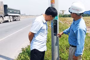 Hàng loạt thiết bị điện chiếu sáng trên tuyến đường nối hai tuyến cao tốc qua tỉnh Hưng Yên bị lấy cắp, gây thiệt hại hơn 12 tỷ đồng.