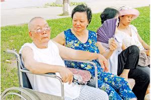 Nhu cầu nhân lực chăm sóc người cao tuổi đang ngày càng tăng. Ảnh: BẮC SƠN