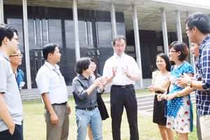 Các nhà khoa học trẻ từ nhiều quốc gia cùng nhau thảo luận, chia sẻ ý tưởng, mở rộng tri thức tại Trung tâm ICISE.