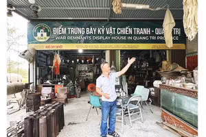 Anh Ngô Duy Duyệt giới thiệu về “Điểm trưng bày kỷ vật chiến tranh - Quảng Trị”.